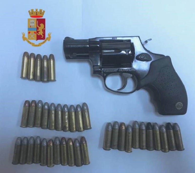 Arrestato 36enne di Taranto per detenzione pistola rubata